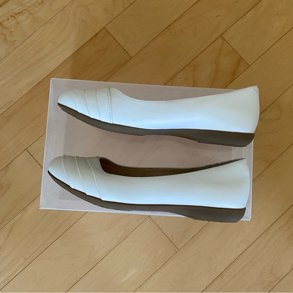 Cliffs by White Mountain Women's White Flats Memory Foam Insole - Picture 4 of 9